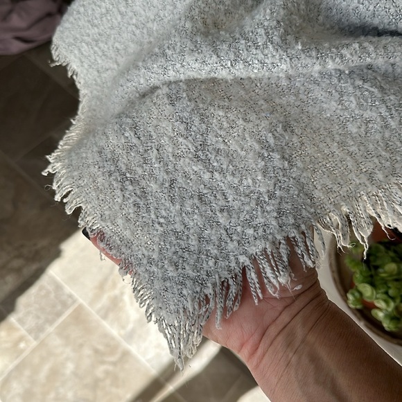 PRIMARK long gray textured slightly tassled 100% Dublin, Ireland scarf - Picture 5 of 7